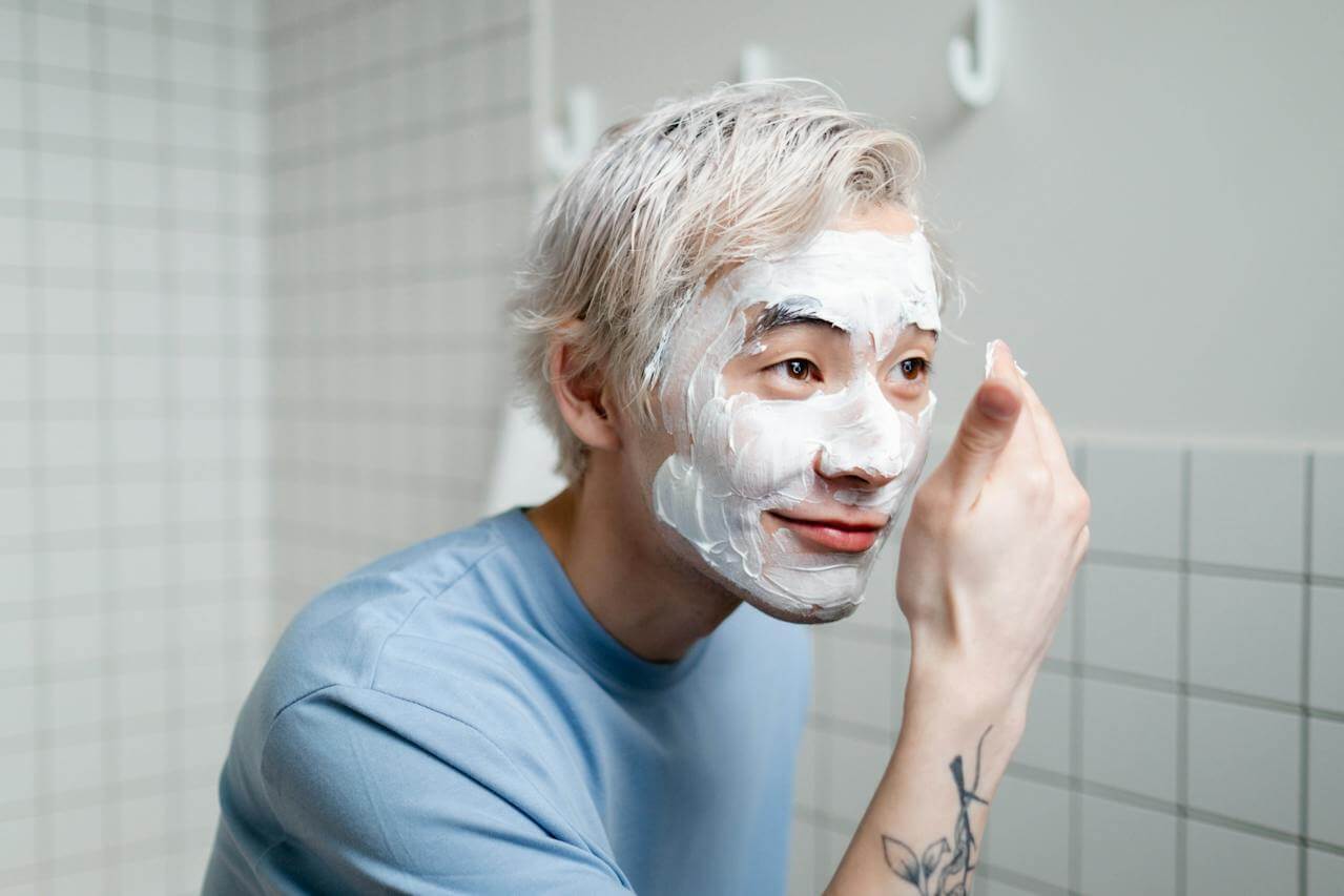 Hombre realizando limpieza facial