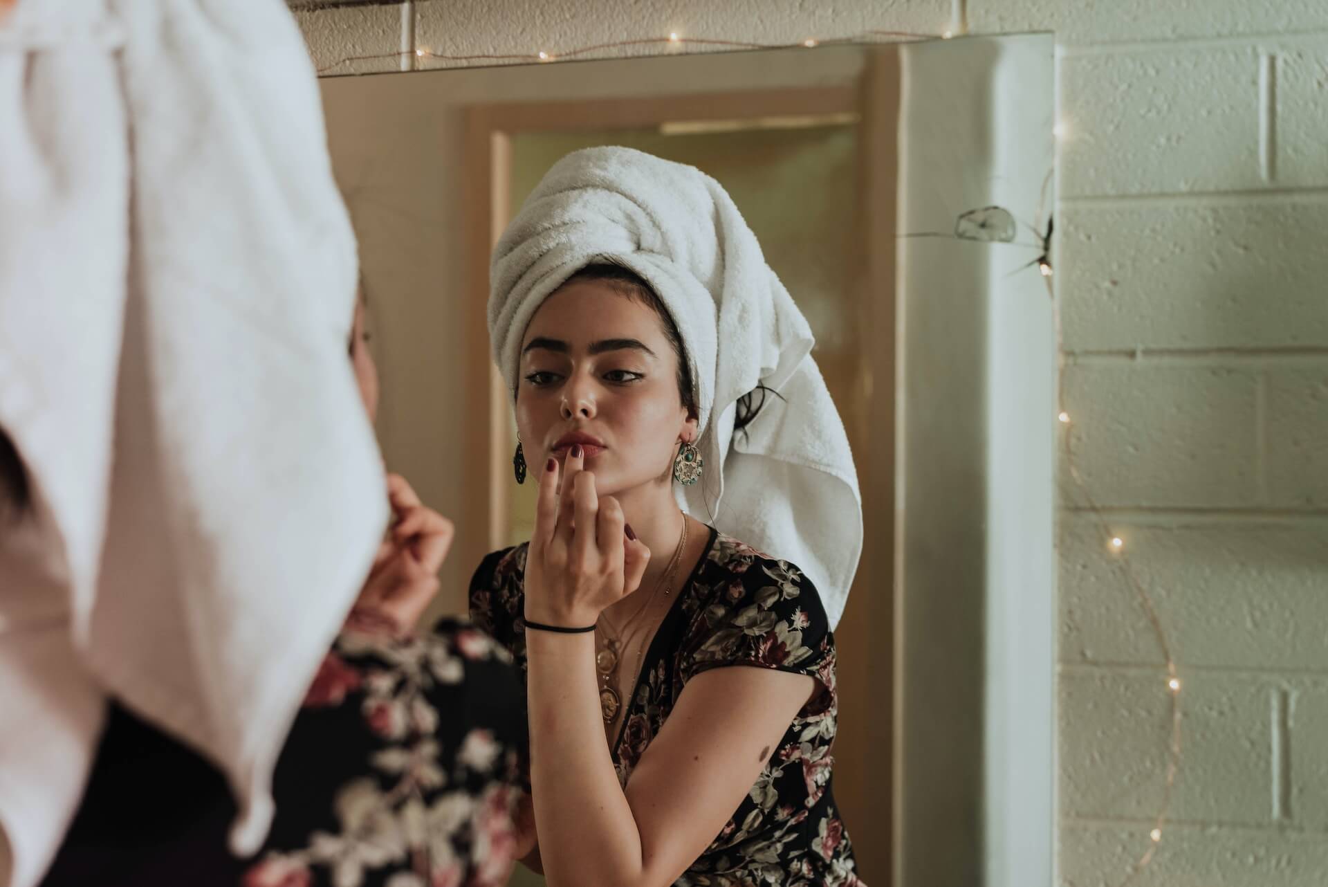 Mujer frente al espejo rutina de skin care
